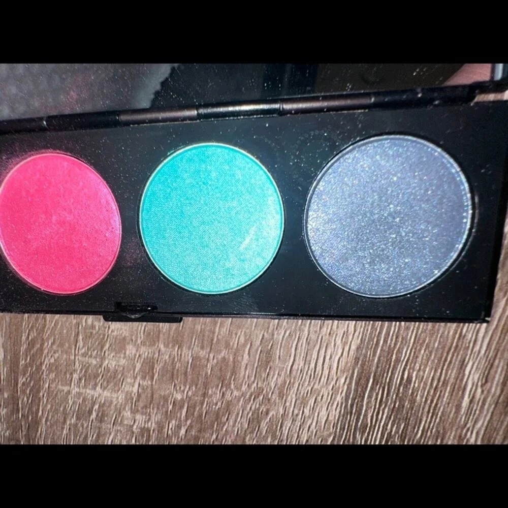 MAC cosmetics Hello Kitty Too‎ Dolly Eye Shadow x4 Palette Pink Teal Blue Sanrio